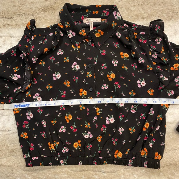 NWT💝BCBGENERATION Ruffle Shoulder Floral Print
Button-Up Top Size S - Picture 8 of 11